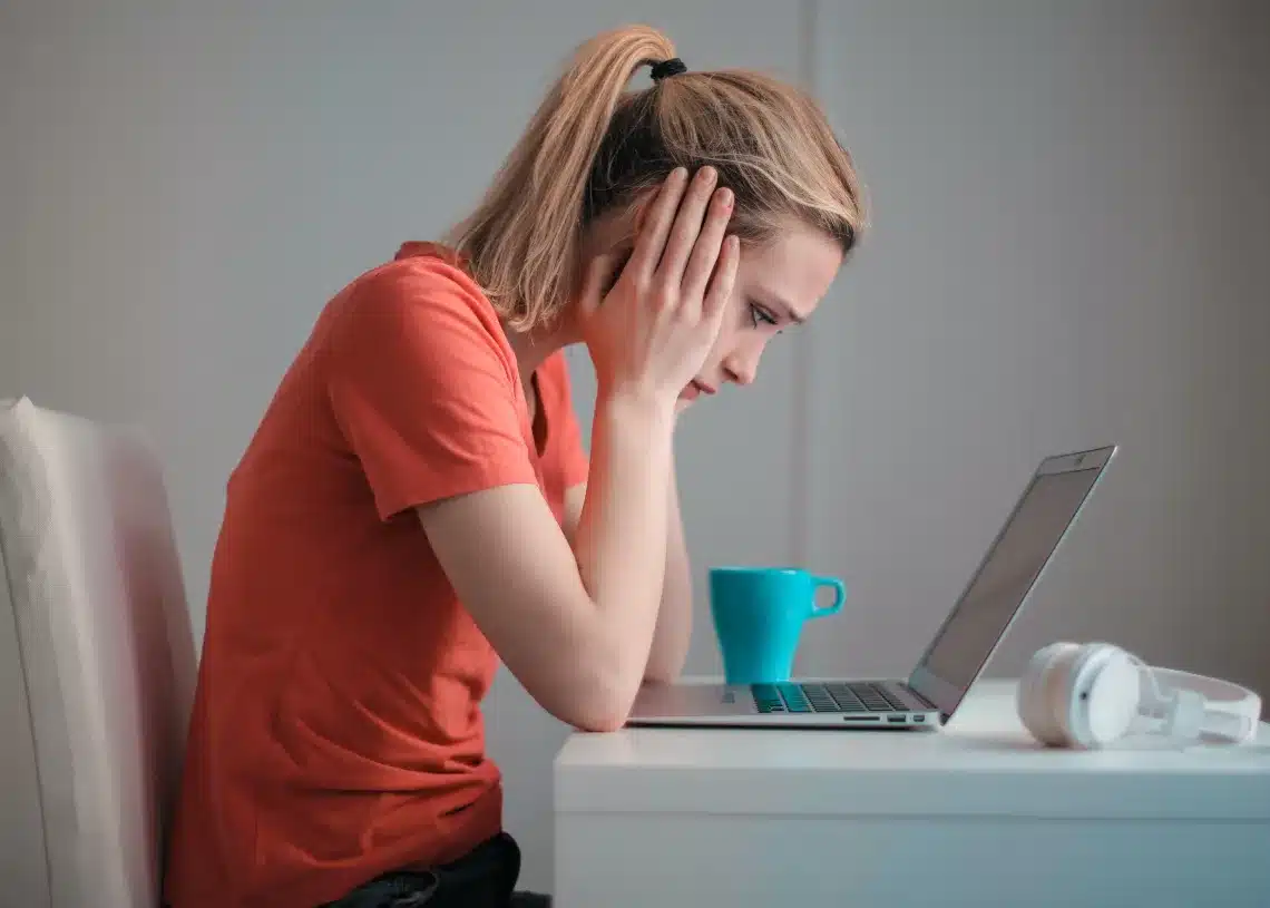 dårlig ledelse nedtrykt kvinde stirrer på computerskærm