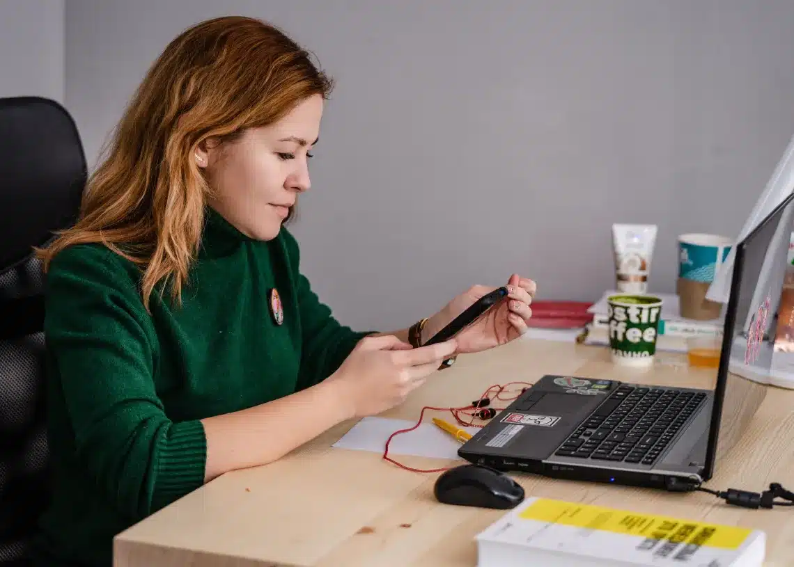 faglig leder - kvindelig leder foran computer med feedback-værktøjer på computeren
