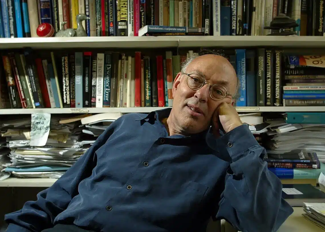 Her ses Henry Mintzberg afslappet på sit canadiske kontor