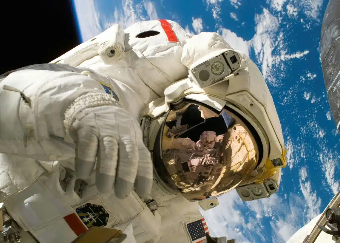 astronaut i rummet som billede på teknokrati